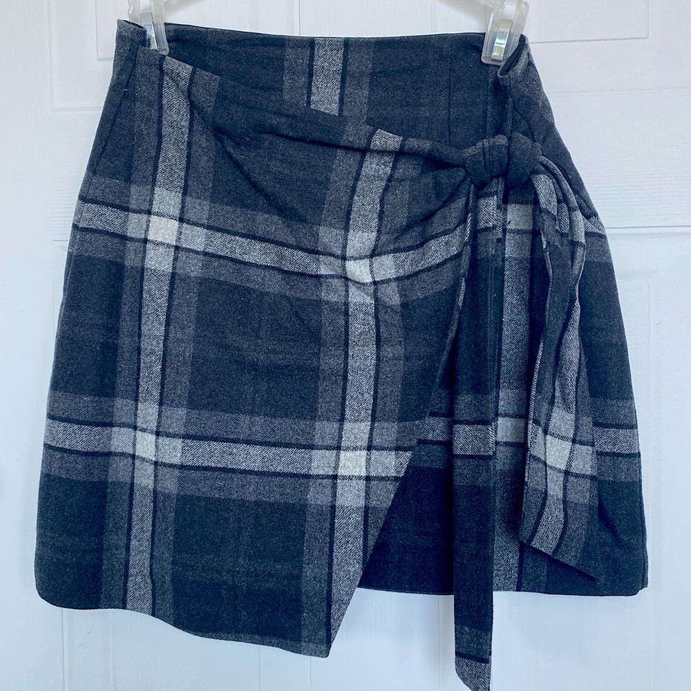 Aritzia checkered print skirt in size 6. Excellent condition!